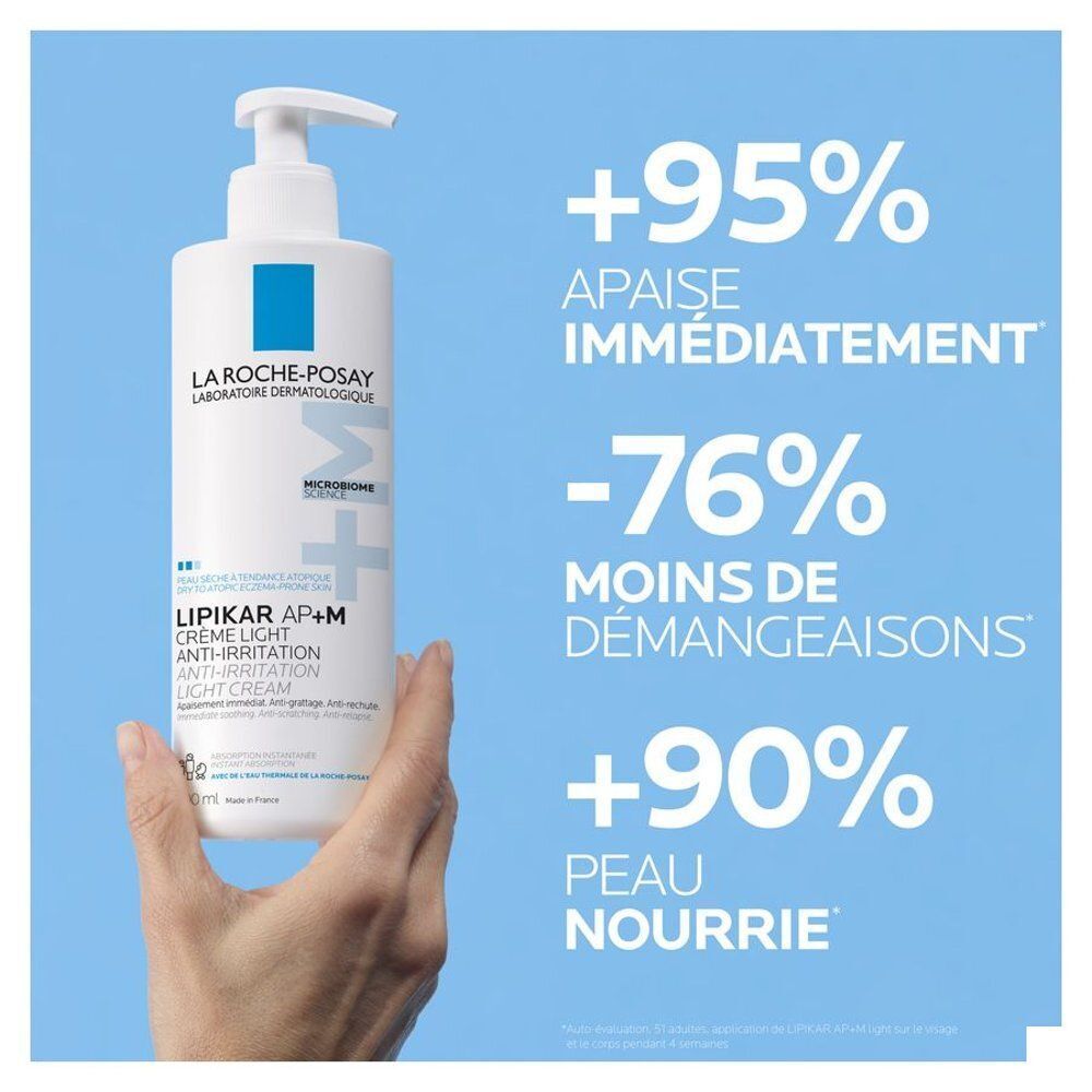 Main tenant La Roche-Posay Lipikar AP+M Crème Light. Texte : +95% de soulagement immédiat, -76% de démangeaisons, +90% de peau nourrie.