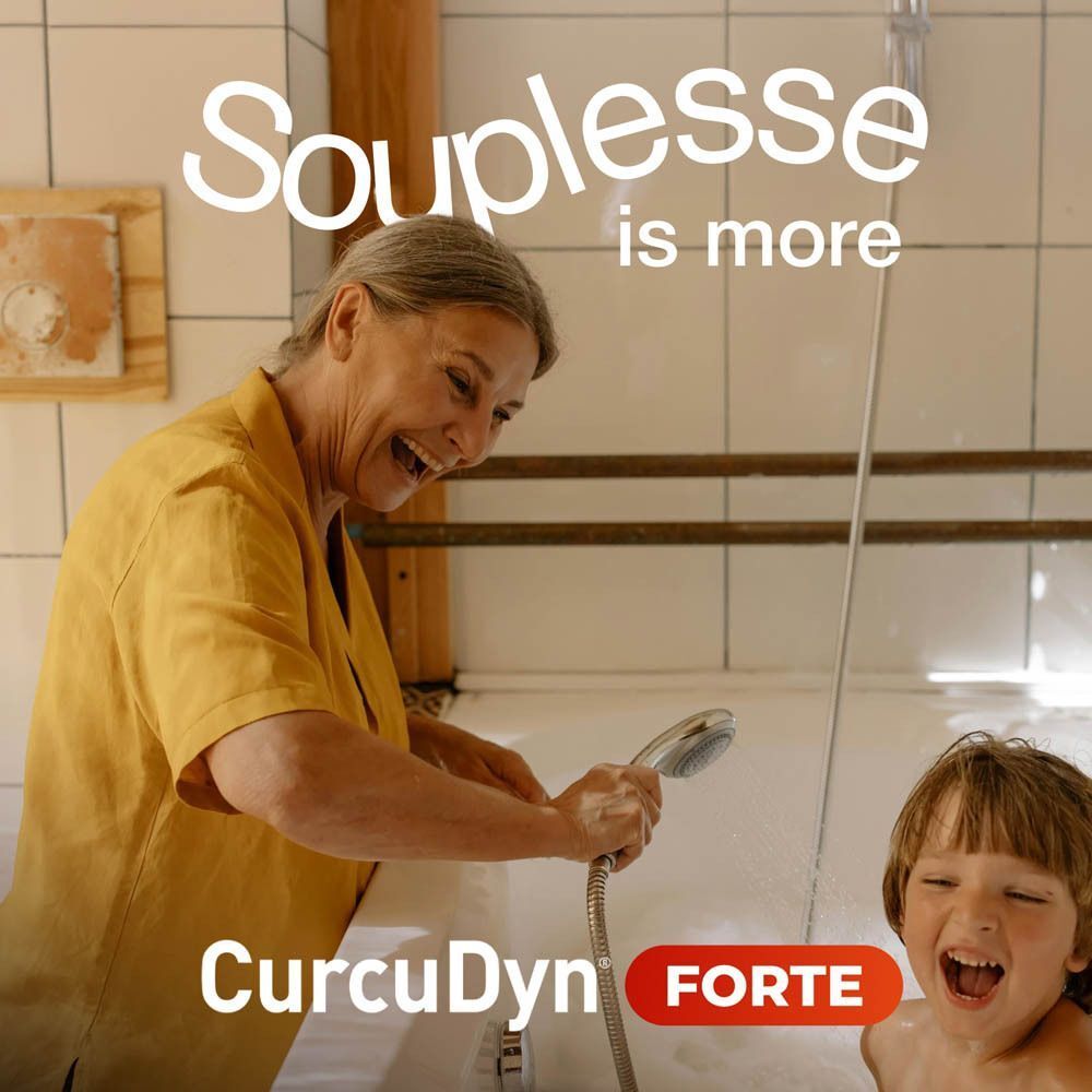 Femme et enfant sous la douche. Texte: CurcuDyn Forte.