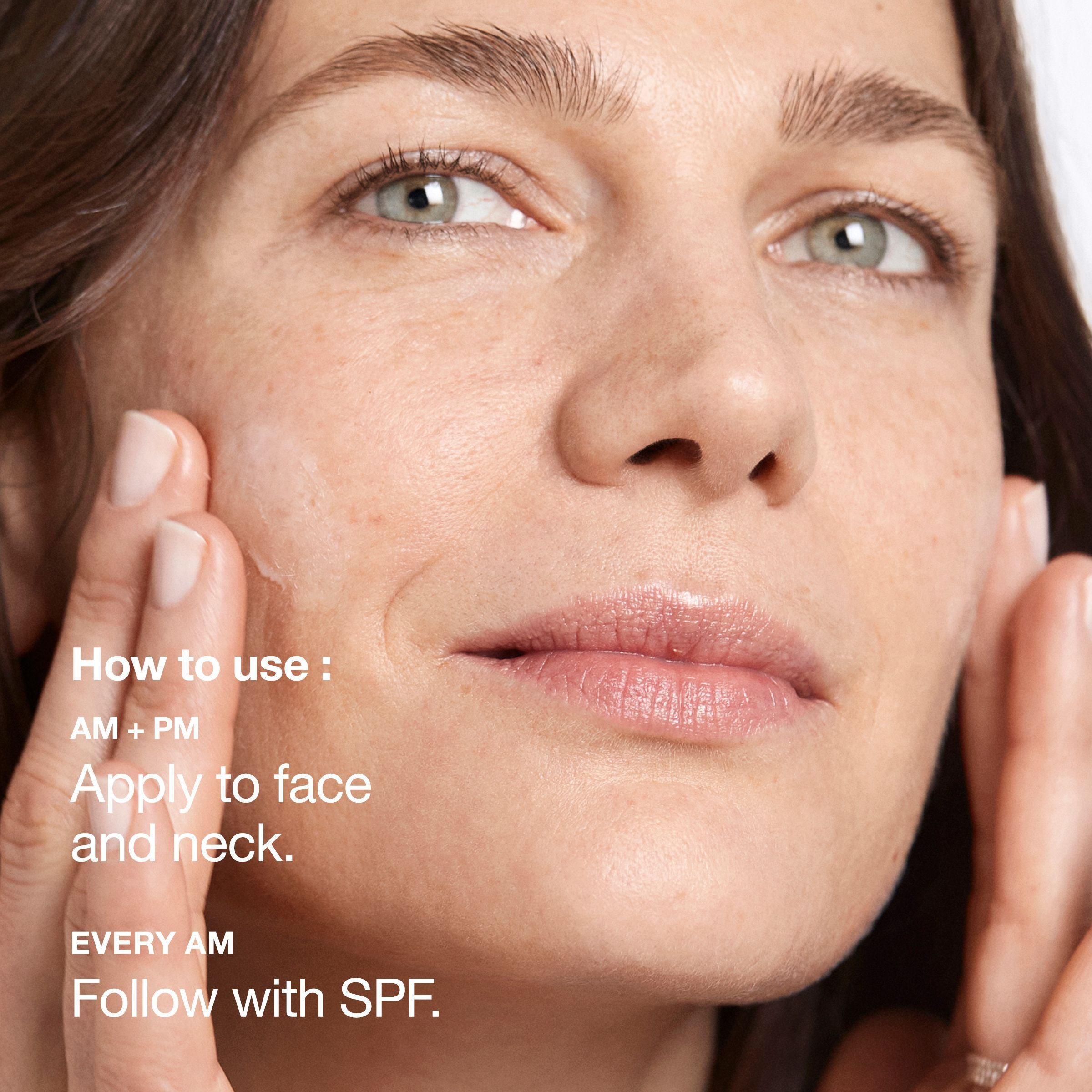 Eine Frau trägt Clinique Smart Clinical Repair™ Creme auf ihr Gesicht auf.