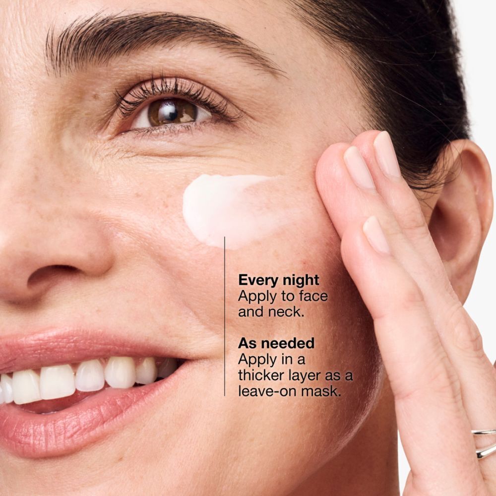 Eine Frau trägt Clinique Smart Clinical Repair™ Creme auf ihr Gesicht auf.