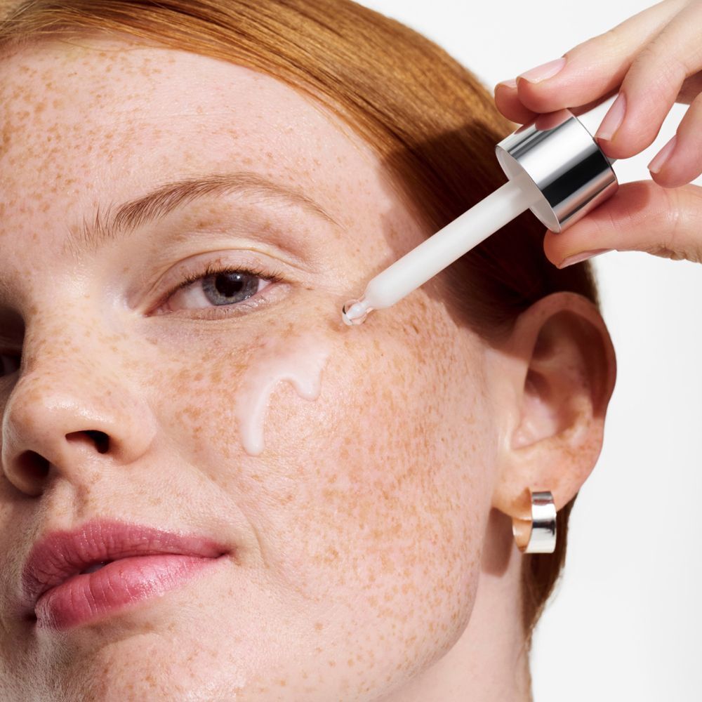 Pipette trägt Clinique Moisture Surge Active Glow Serum auf die Haut auf.