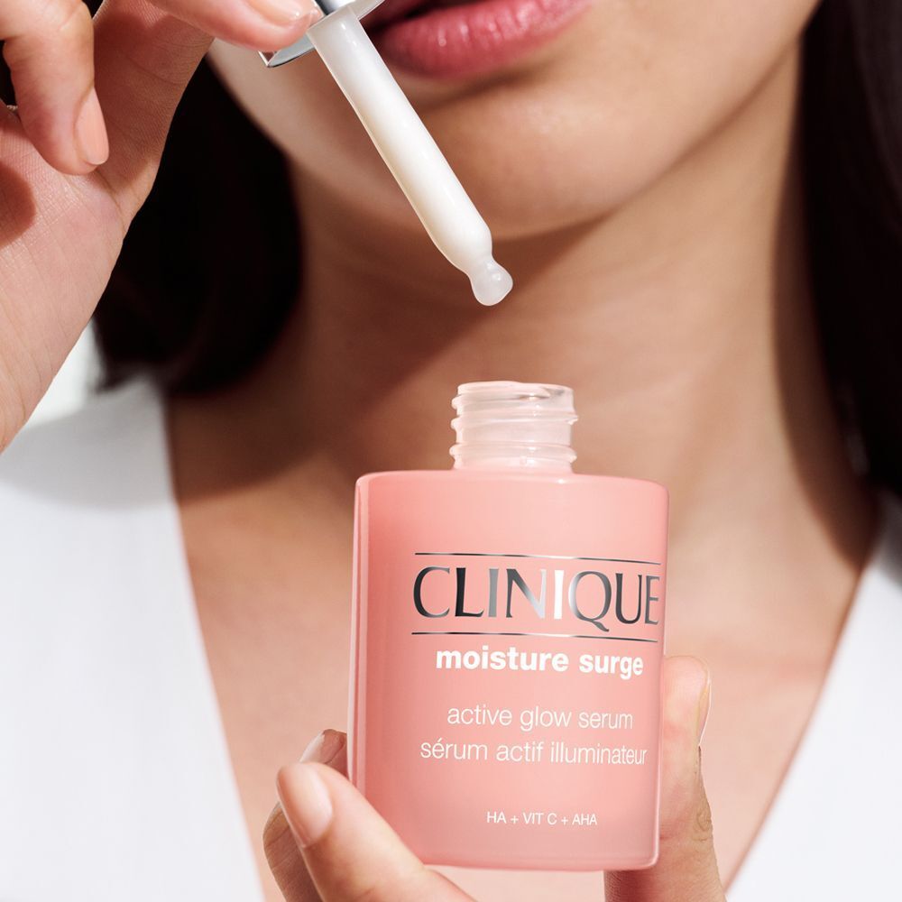 Pipette tropft Clinique Moisture Surge Active Glow Serum in eine Flasche.