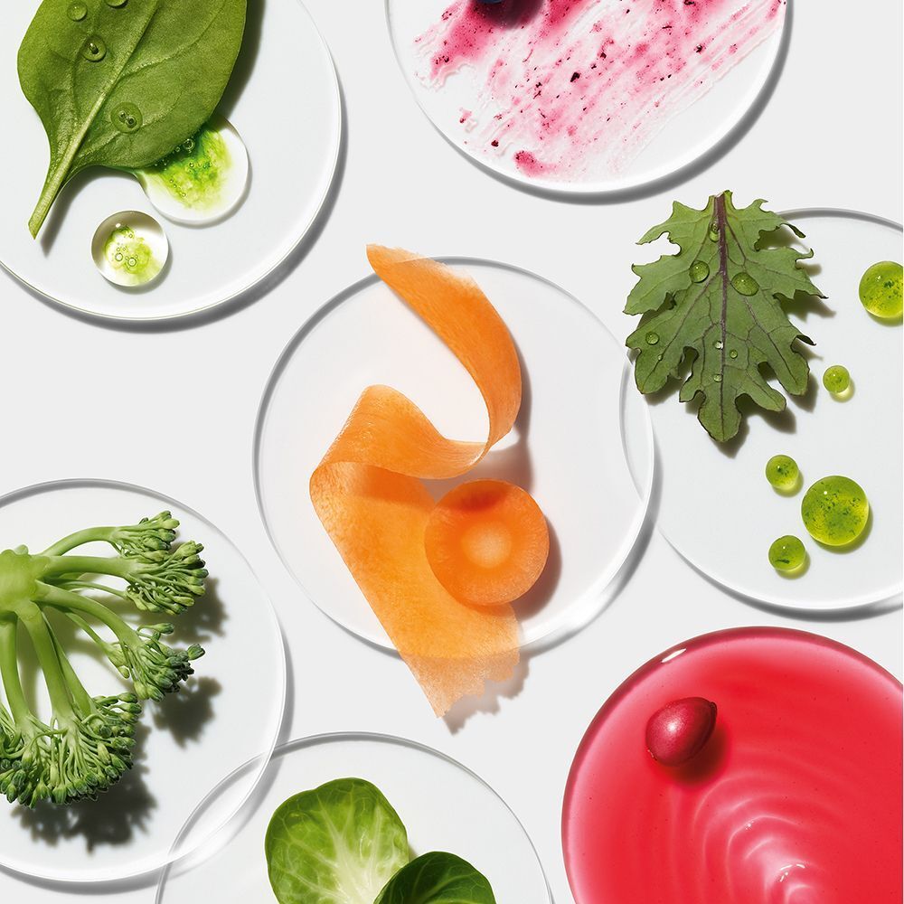 Verschiedene Gemüse und Beeren auf kleinen Glasplatten.