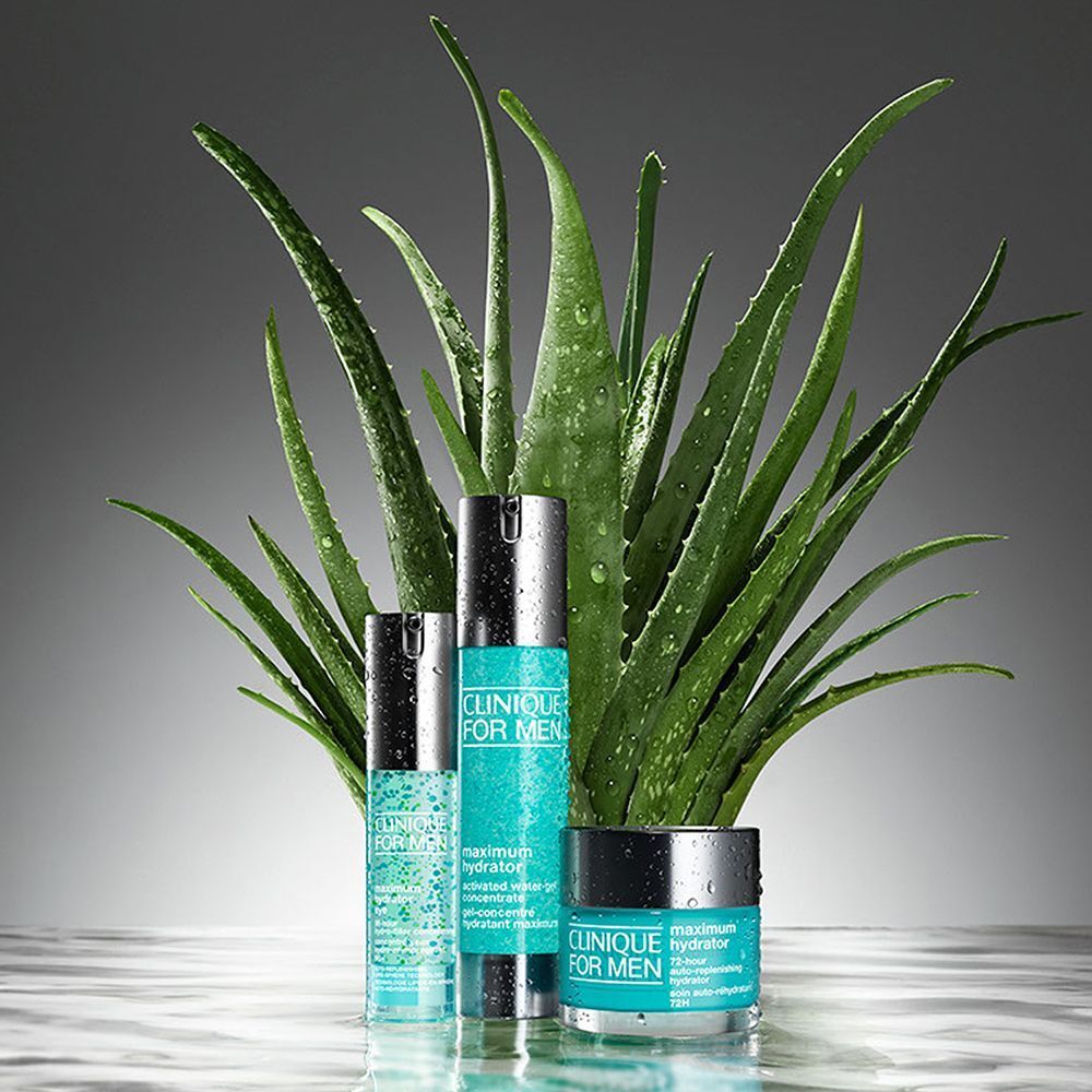 Drei CLINIQUE FOR MEN Produkte vor Aloe Vera Pflanzen.