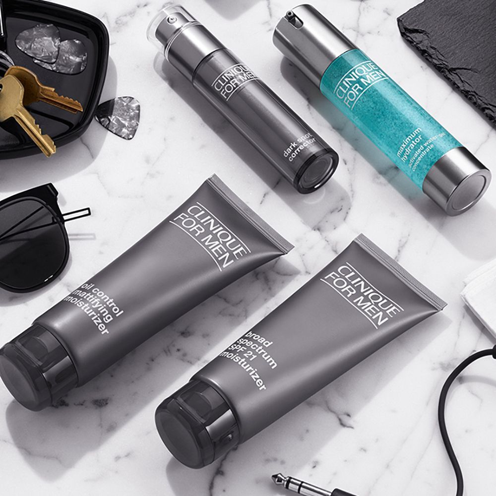 Mehrere CLINIQUE FOR MEN Hautpflegeprodukte auf Marmor.