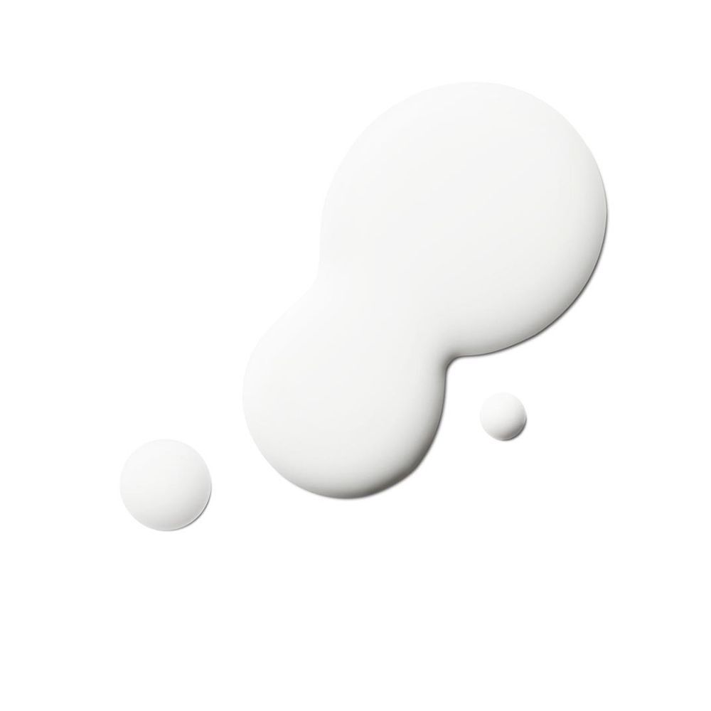 Tropfen von CLINIQUE Mineral Sunscreen Fluid für das Gesicht SPF 50 auf weißem Hintergrund.