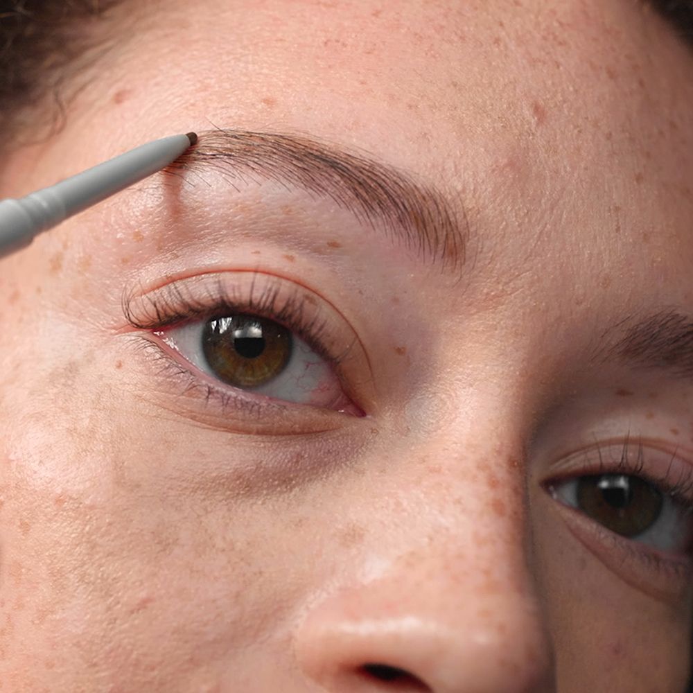 Nahaufnahme: Ein Clinique Quickliner Stift wird zum Zeichnen einer Augenbraue verwendet.