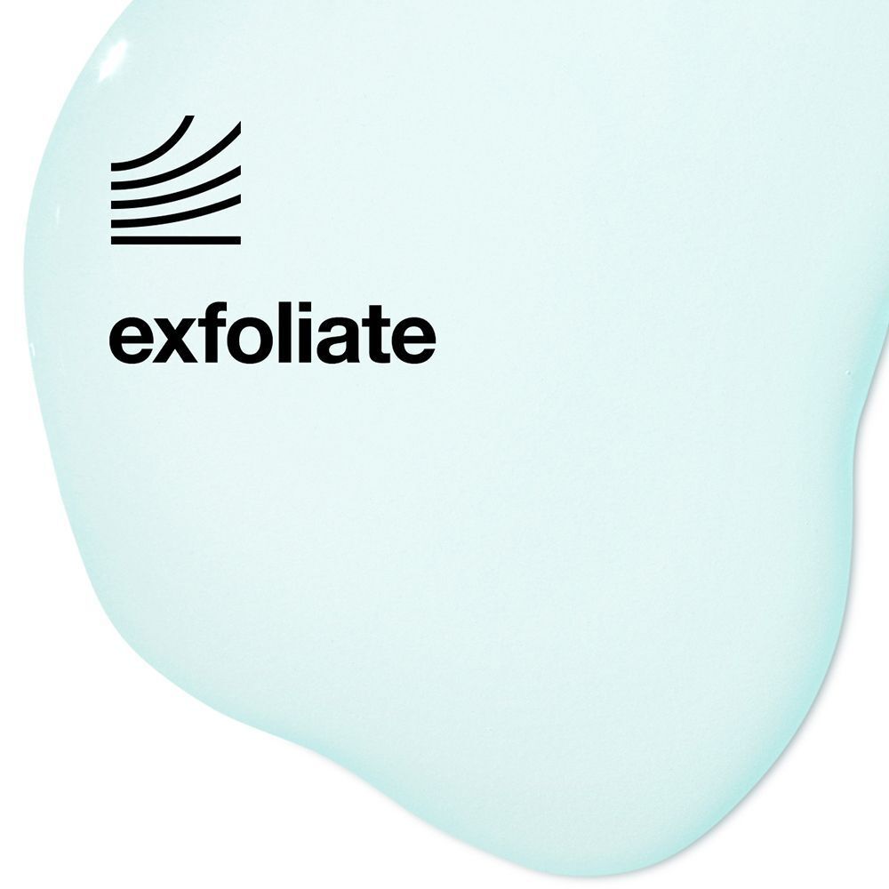 Nahaufnahme eines Tropfens hellblauer Flüssigkeit mit dem Wort 'exfoliate' und einem Symbol.