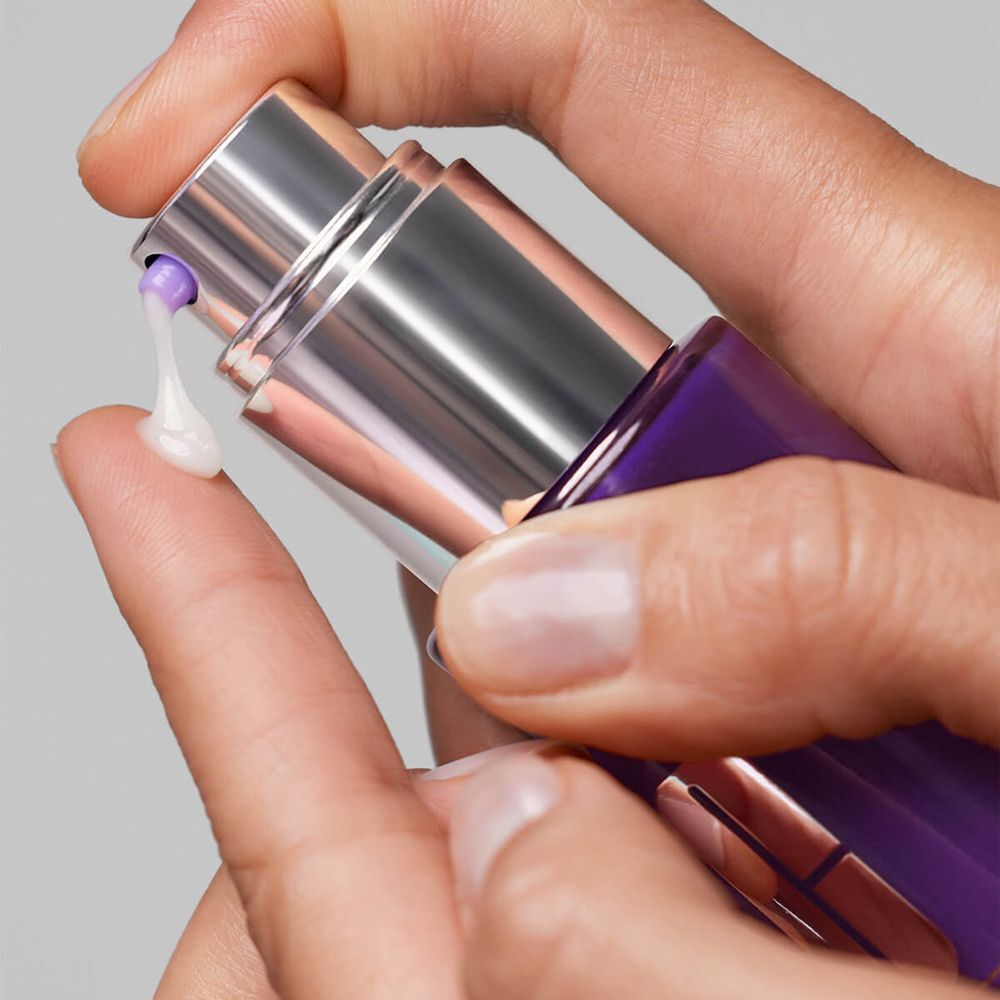 Hand drückt Clinique Smart Clinical Repair™ Serum auf den Finger.