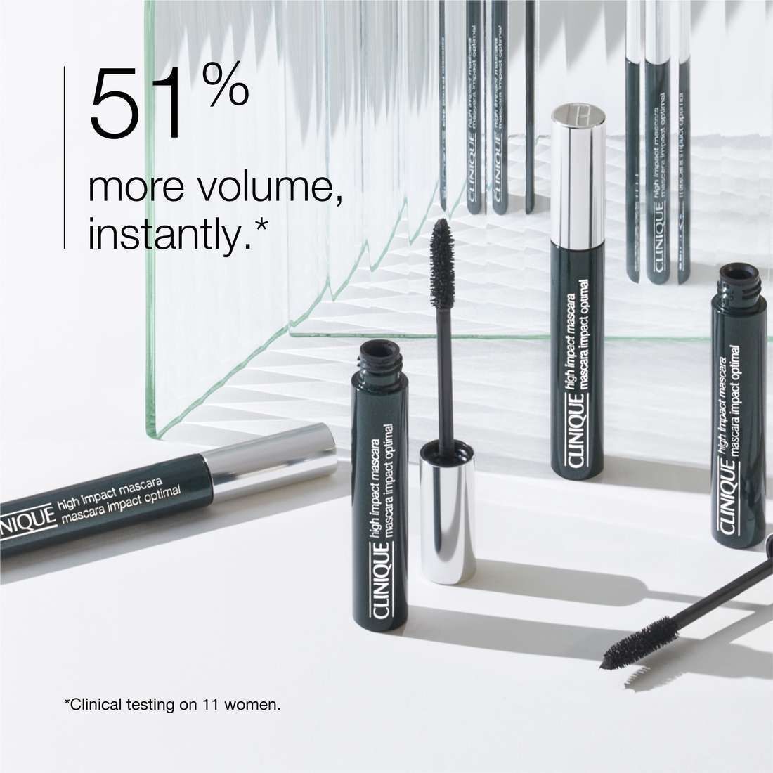 Mehrere Flaschen Clinique High Impact Mascara auf einem weißen Hintergrund.