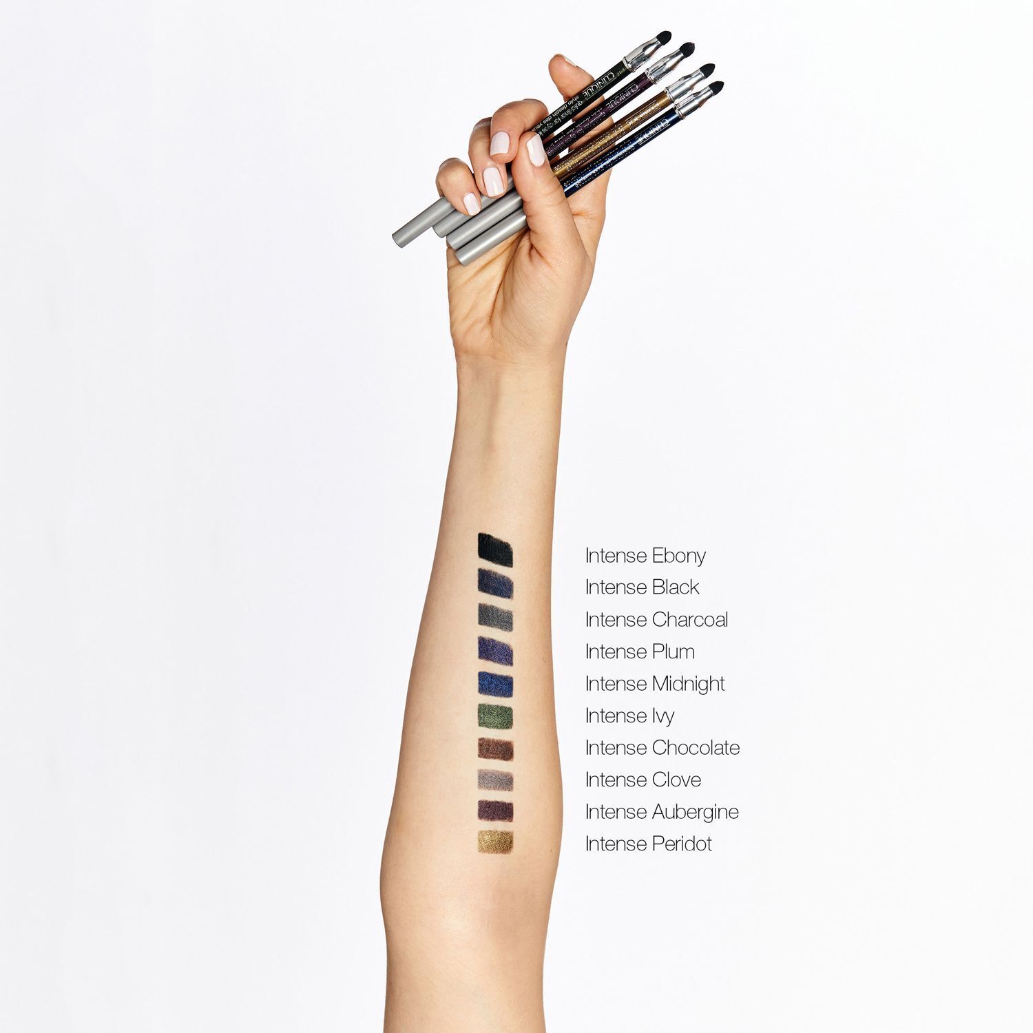 Ein Arm mit aufgetragenen Clinique Quickliner™-Farben und einer Liste von Farbnamen.