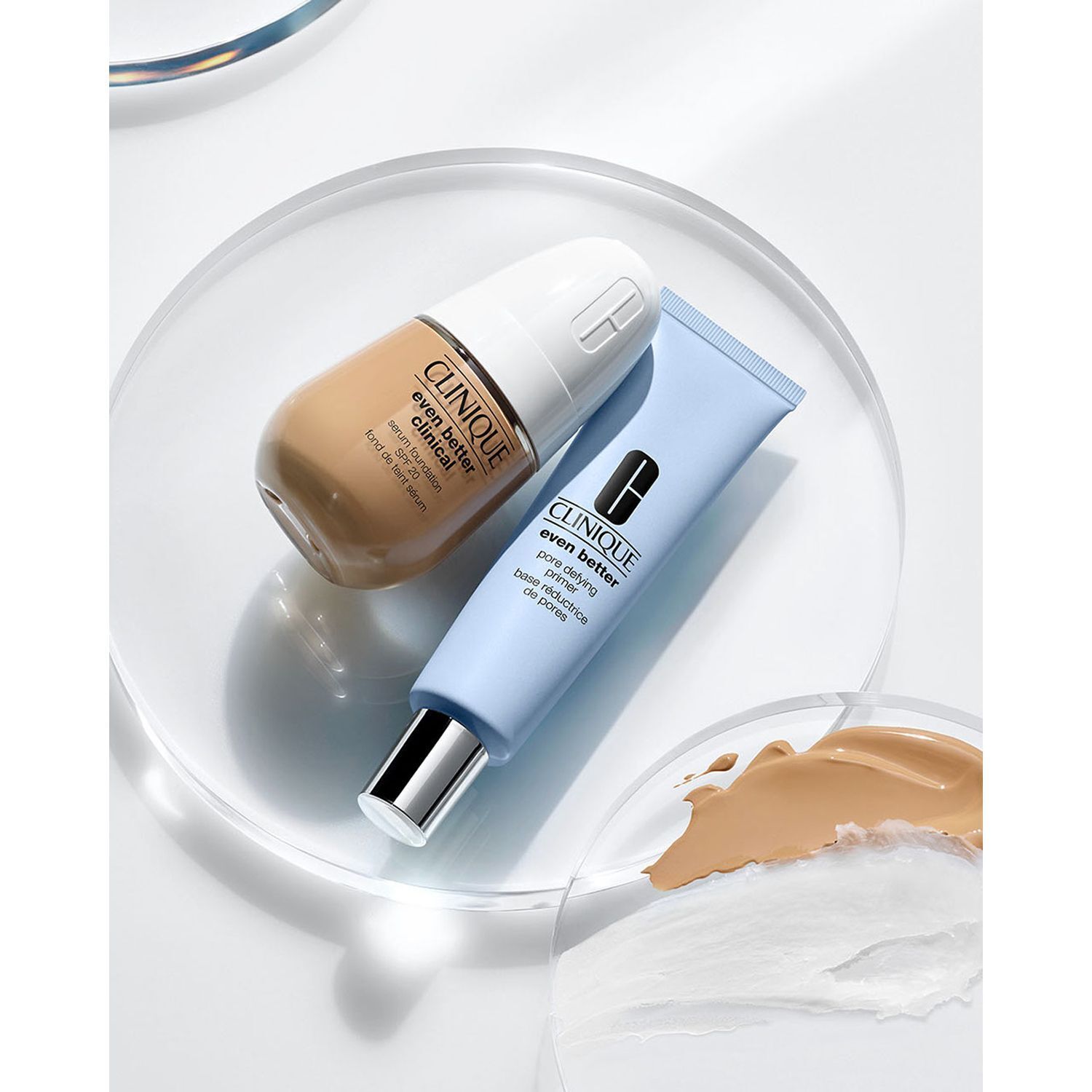 Eine Tube CLINIQUE Even Better Pore Defying Primer und eine Flasche CLINIQUE Even Better Clinical Foundation.