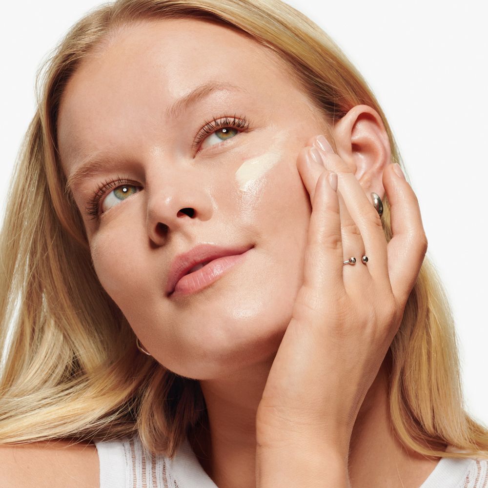 Zwei Clinique Dramatically Different™ Moisturizing Lotion SPF 50 Flaschen mit Pumpspendern.