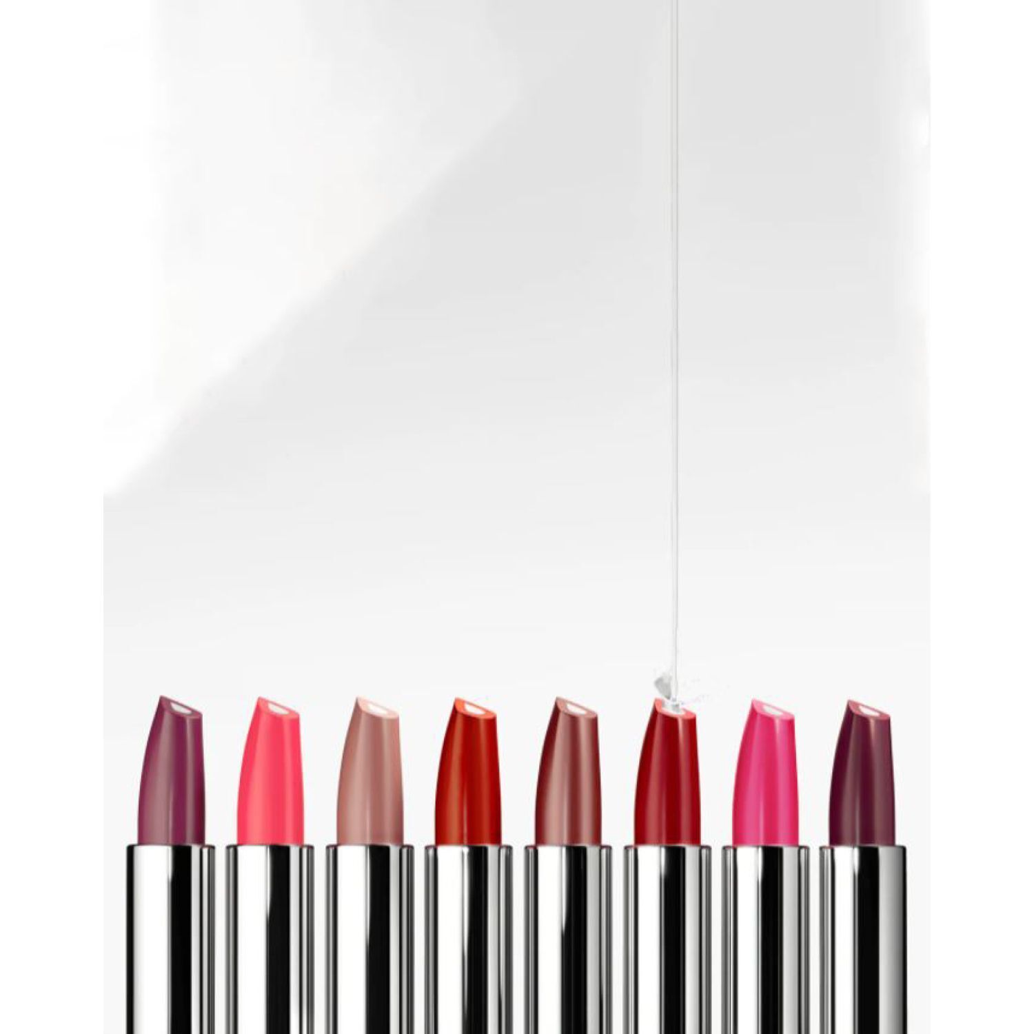 Reihe von acht Clinique Lippenstiften in verschiedenen Farben mit silbernen Gehäusen.