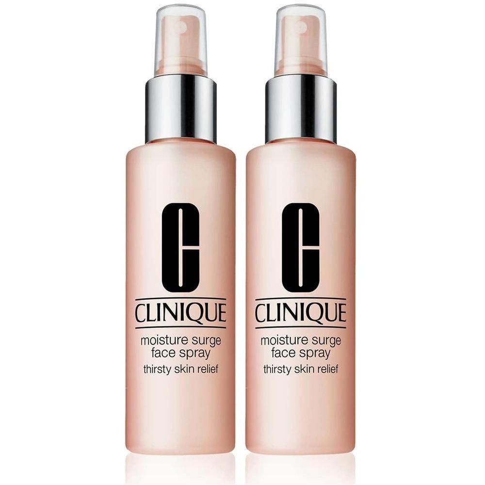 Zwei Clinique Moisture Surge Gesichts sprühflaschen mit silbernen Pumpen und durchsichtigen Kappen.