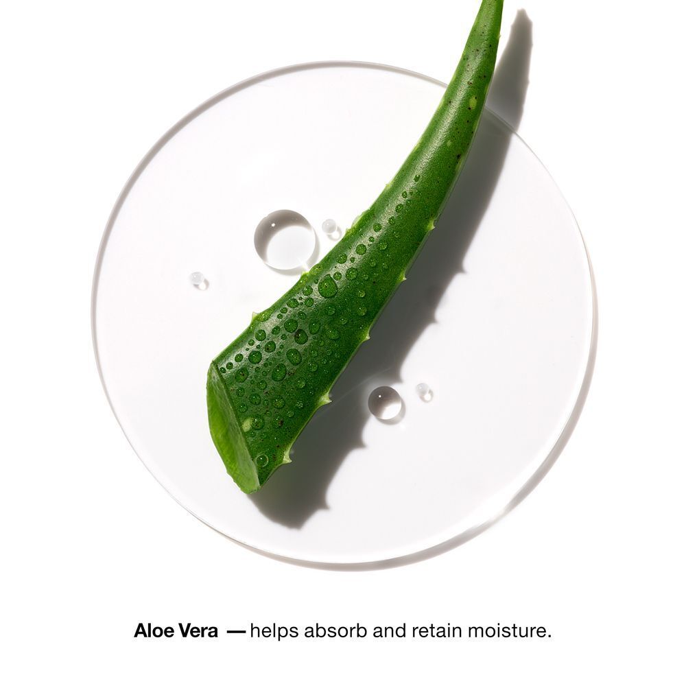 Aloe Vera Blatt mit Wassertropfen auf einer transparenten Oberfläche.