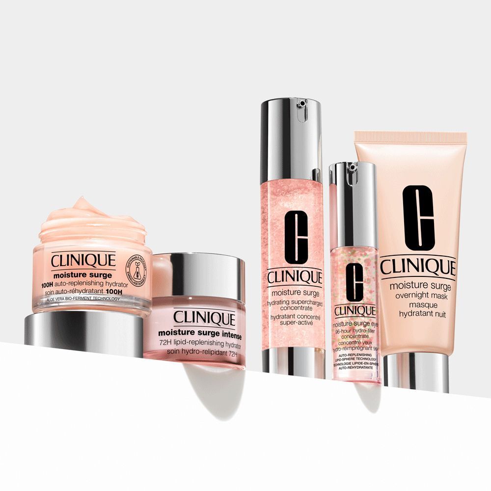 Eine Auswahl an Clinique Moisture Surge Hautpflegeprodukten in verschiedenen Behältern.