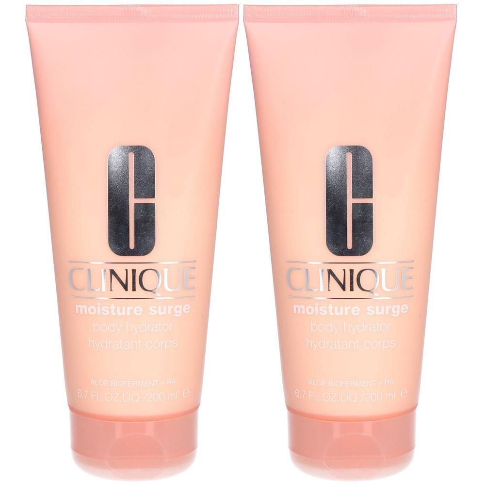Zwei Clinique Moisture Surge Body Hydrator Cremetuben in Rosa mit silbernem Logo.