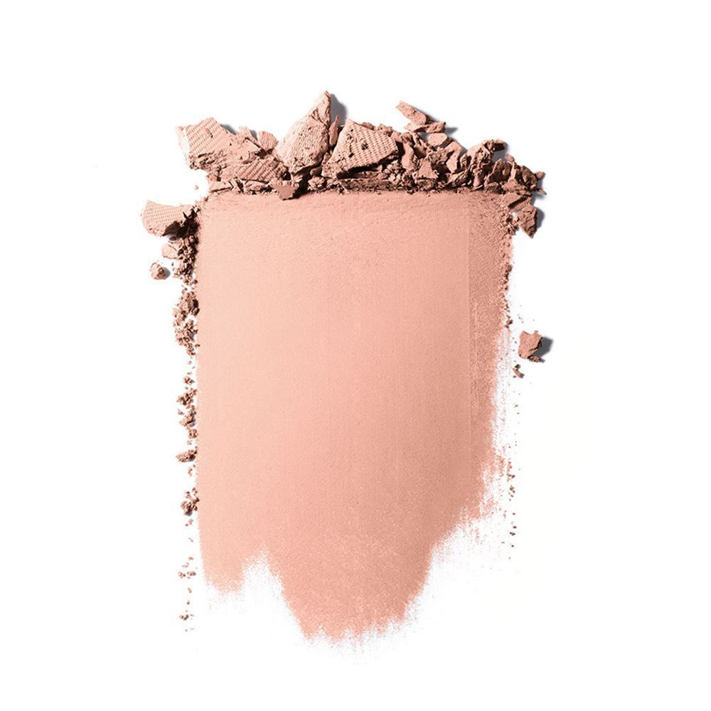 Ein hellbeiger Puder-Swatche mit zerbrochenen Kanten auf weißem Hintergrund.