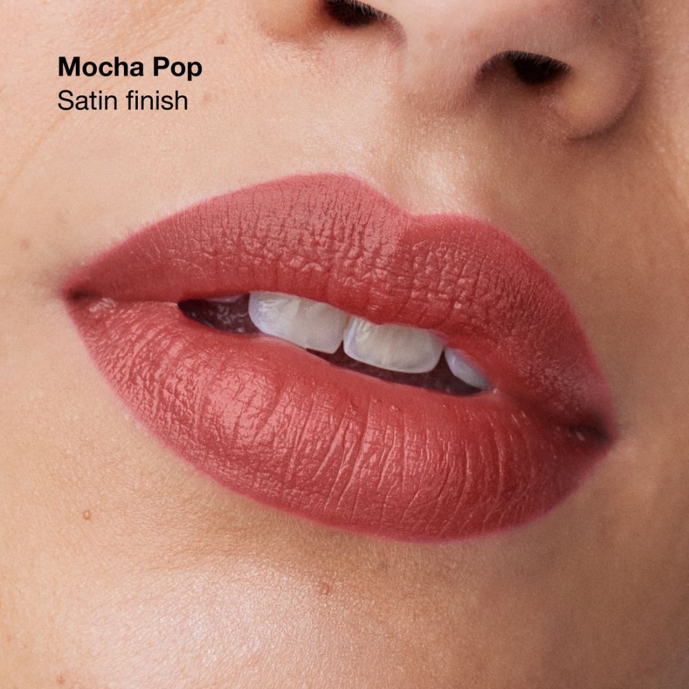 Lippen mit Clinique Pop Lippenstift in Satin Mocha aufgetragen.