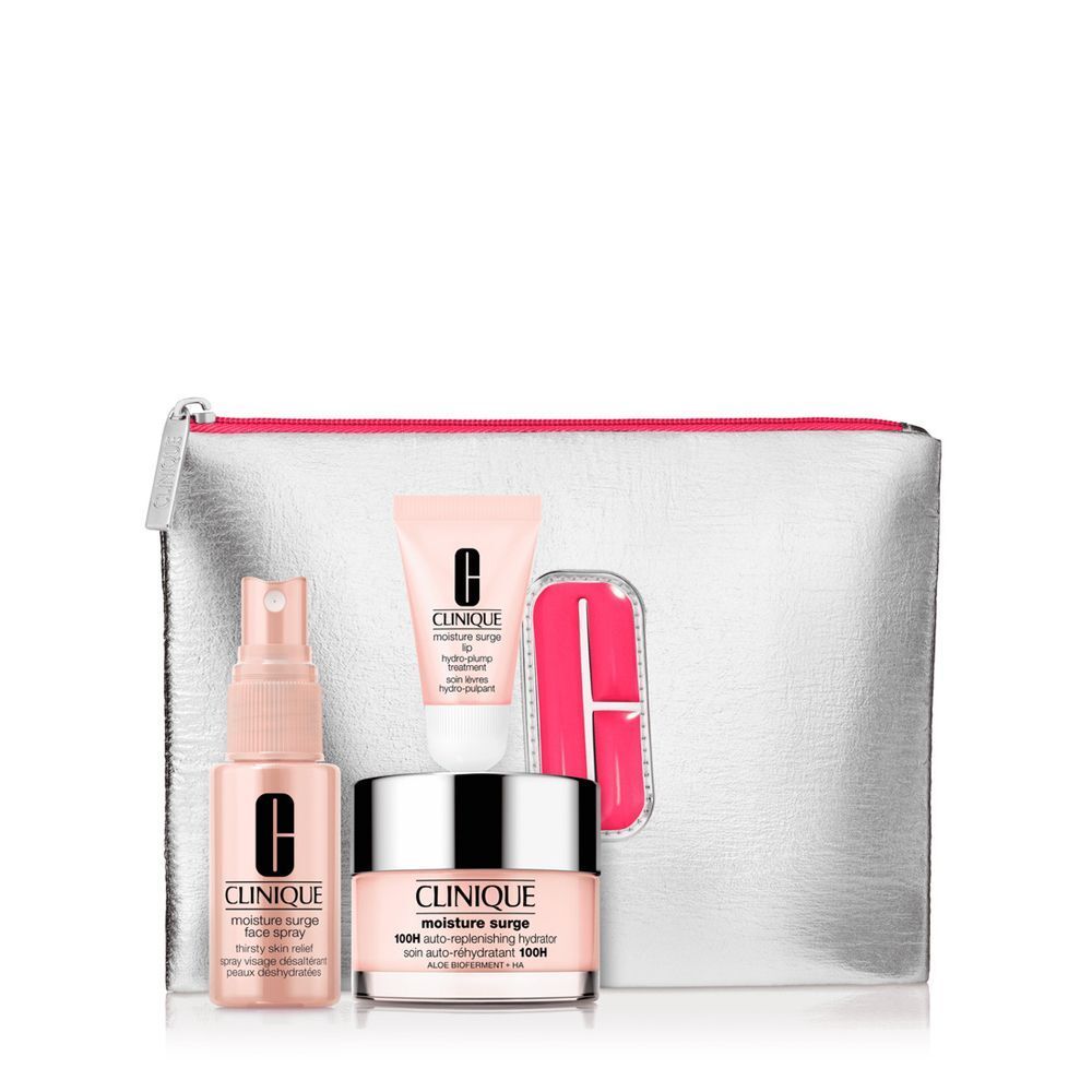 Clinique Moisture Surge Set: Silberne Kosmetiktasche mit Feuchtigkeitspflege-Spray, -Creme und -Tiegel.