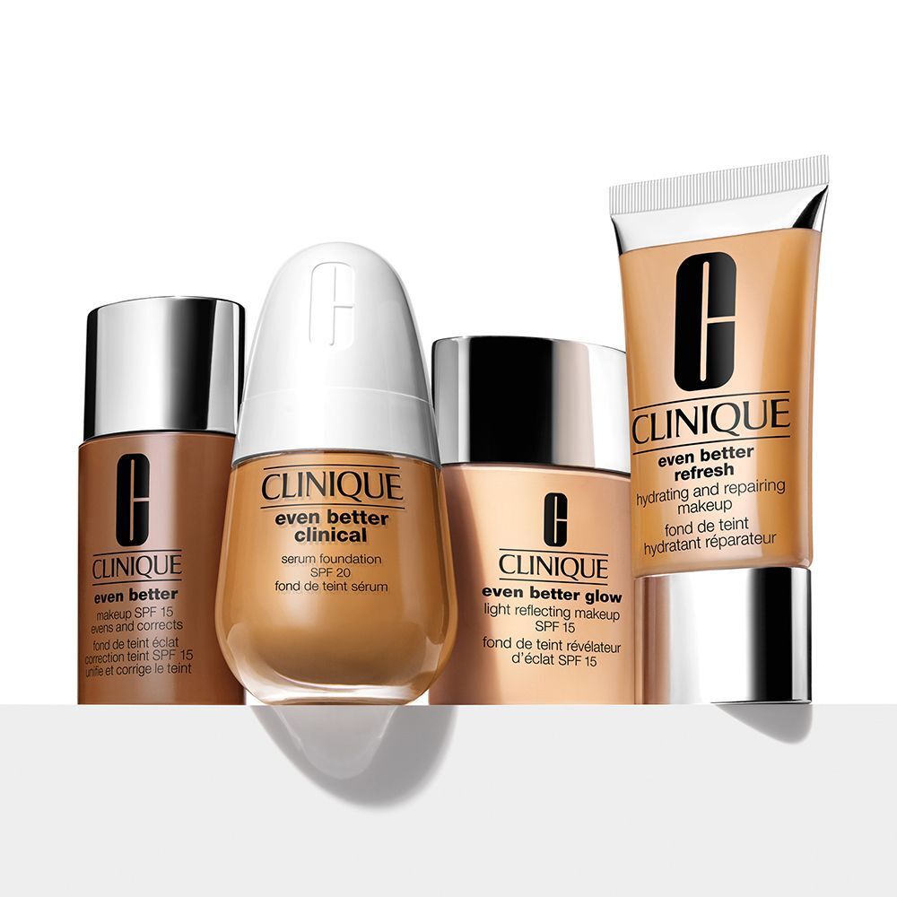 Eine Auswahl von CLINIQUE Even Better Hautpflegeprodukten, darunter Foundations und Seren.