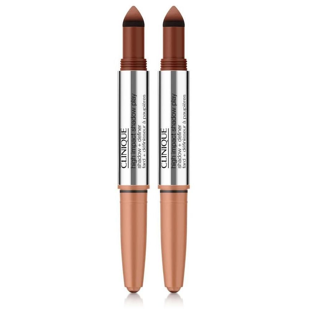 Zwei Clinique High Impact Shadow Play Stifte in Braun- und Nudetönen.