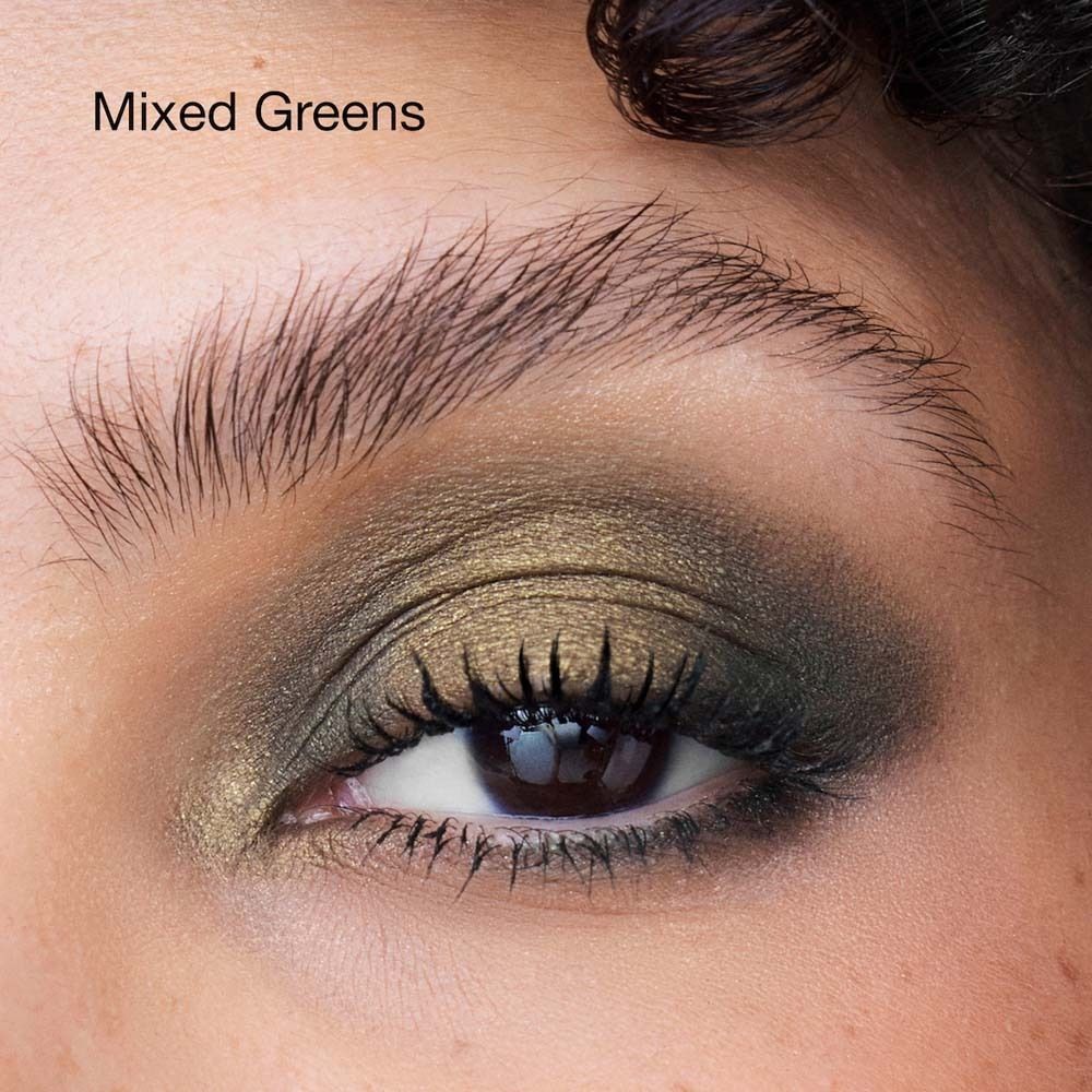 Ein Auge mit Clinique High Impact Shadow Play in Mixed Greens Lidschatten.