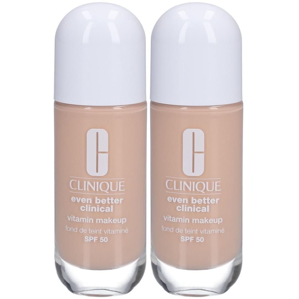 Zwei Flaschen Clinique Even Better Clinical Vitamin Makeup SPF 50 in hellem Hautton.