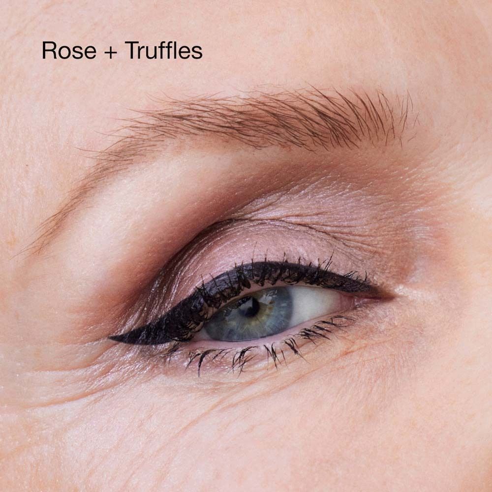 Augen-Make-up in Rose + Truffles mit schwarzem Eyeliner.