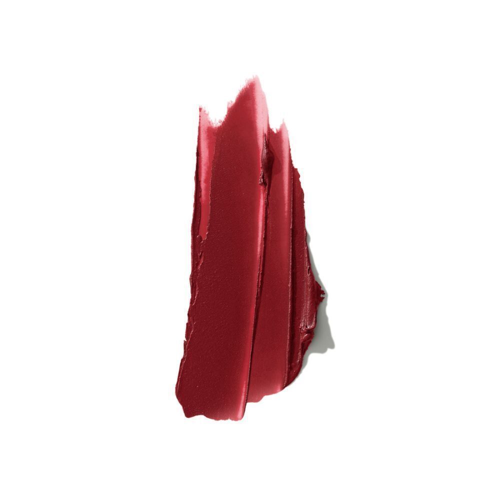 Lippenstift-Swatch in tiefem Rot mit mattem Finish, auf weißem Hintergrund.