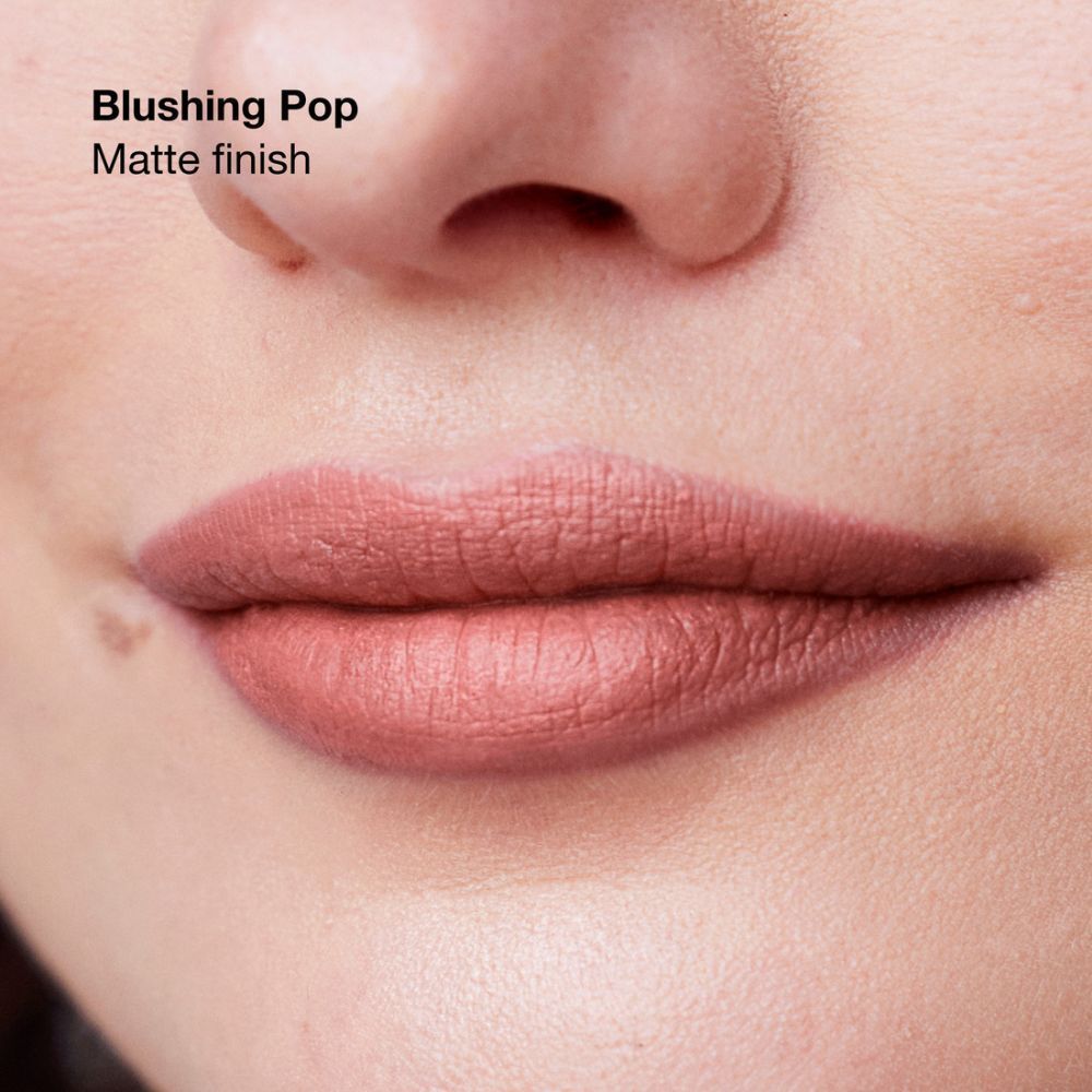 Lippen und Nase einer Frau, die den matten Lippenstift Blushing Pop trägt.