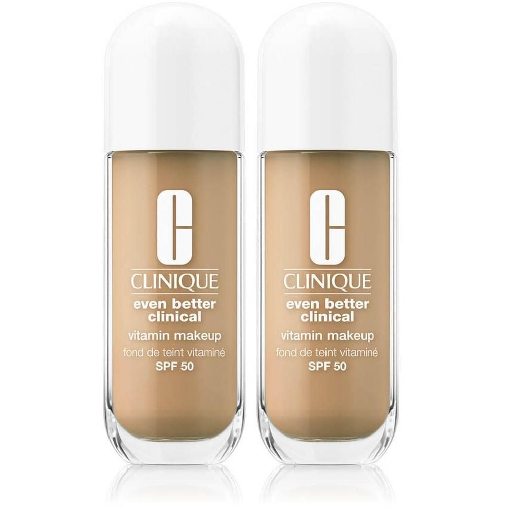 Zwei Flaschen Clinique Even Better Vitamin Makeup in hellem Mittelton.