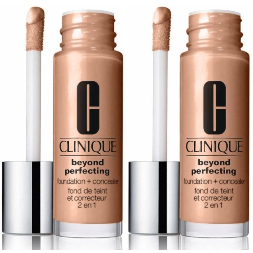 Zwei Clinique Beyond Perfecting Foundation + Concealer Flaschen in Sandfarbe mit Applikatoren.