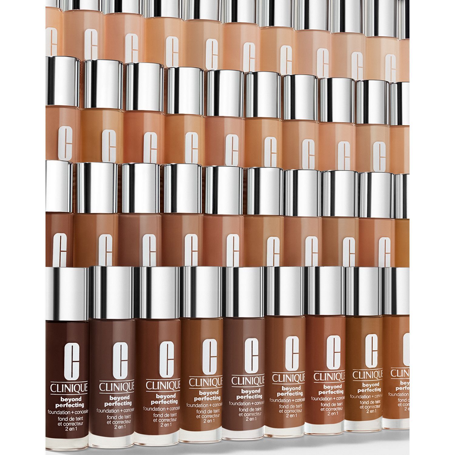 Reihe von Clinique Beyond Perfection Foundation + Concealer Flaschen in verschiedenen Hauttönen.