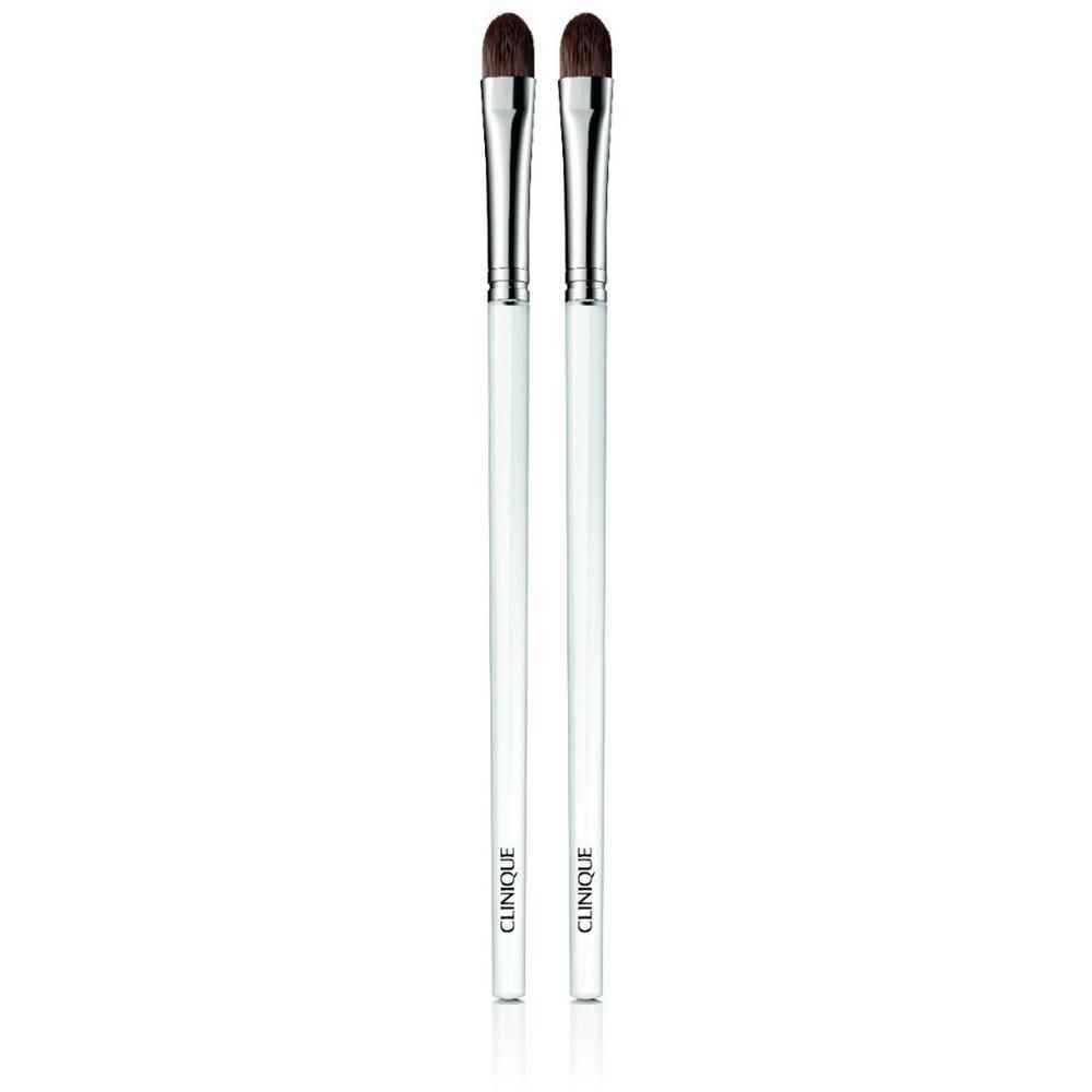 Zwei Clinique Concealer Pinsel mit transparenten Griffen und silbernen Zwingen.