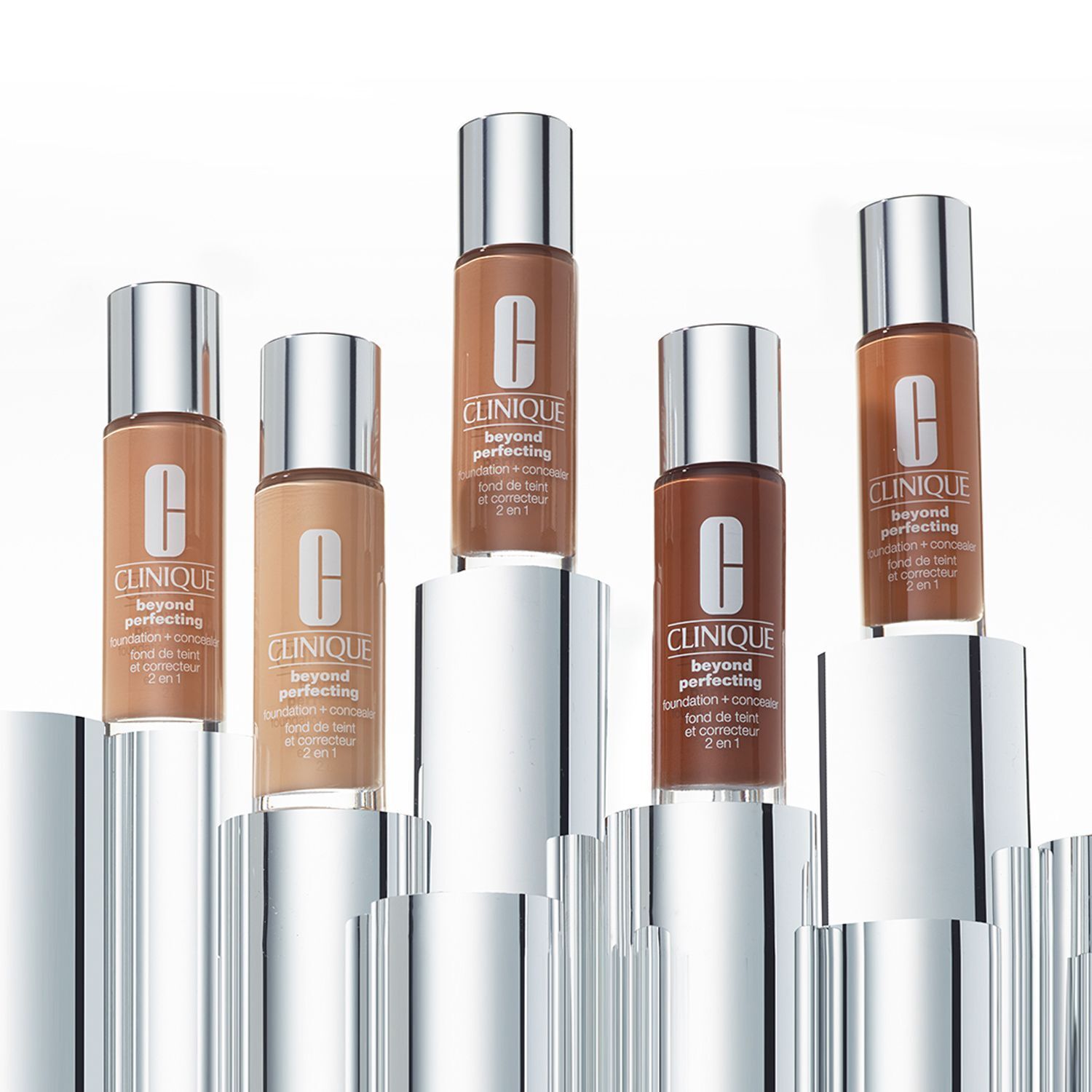 Mehrere Flaschen Clinique Beyond Perfection Make-Up in verschiedenen Farbtönen.