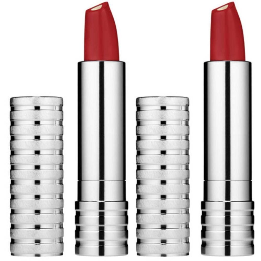Zwei rote Lippenstifte mit silbernen Kappen, die daneben liegen.