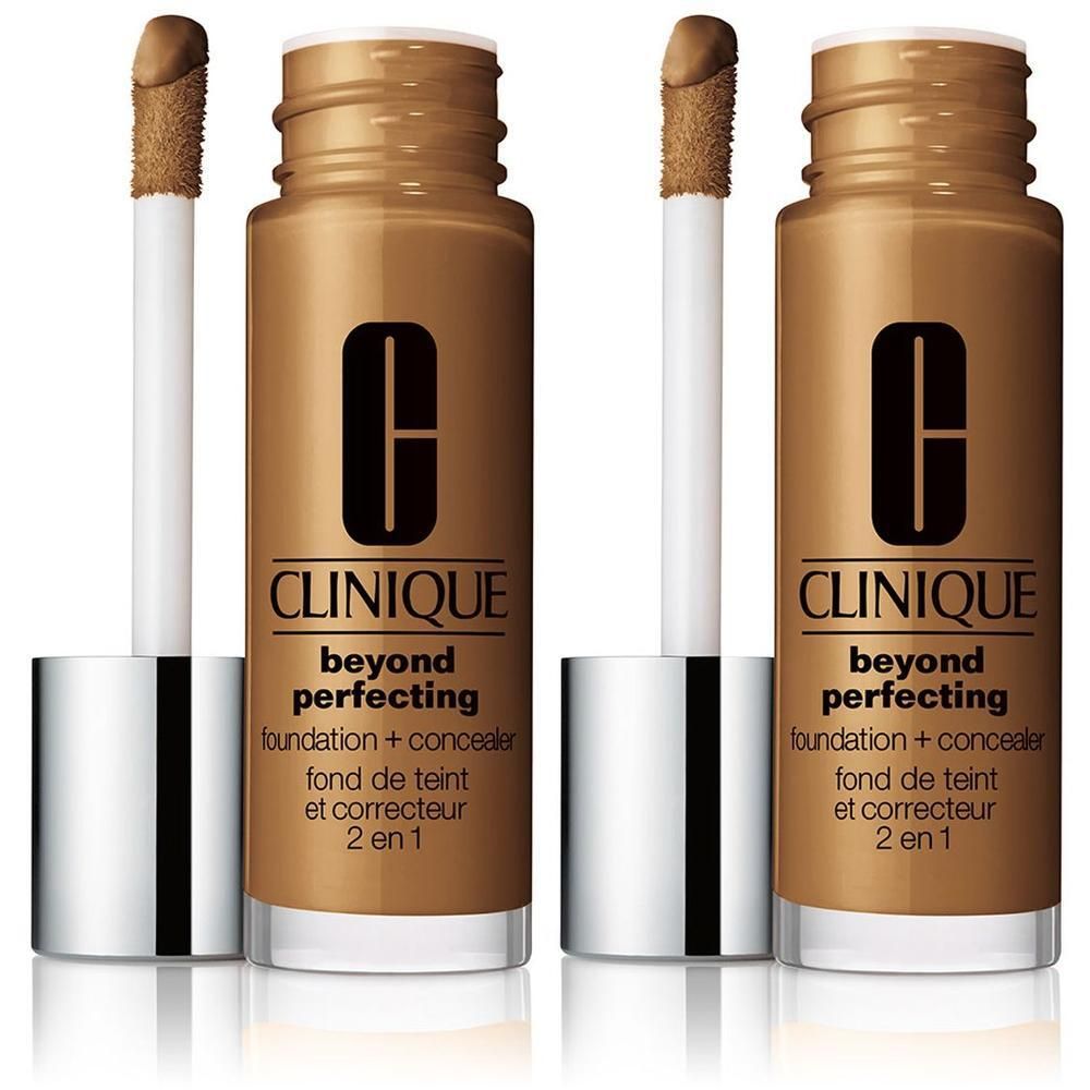 Zwei Flaschen Clinique Beyond Perfection Foundation + Concealer in Goldbraun mit silbernen Verschlüssen und Applikatoren.