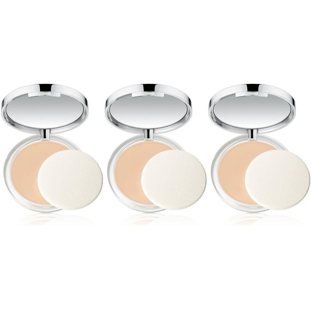Drei geöffnete Clinique Fast Puder-Makeups in Fair mit Schwämmchen und Spiegel.