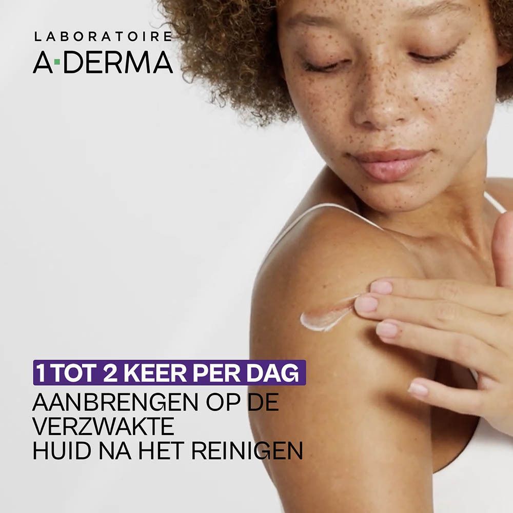 Vrouw brengt crème aan op schouder. Tekst: 1 tot 2 keer per dag aanbrengen.