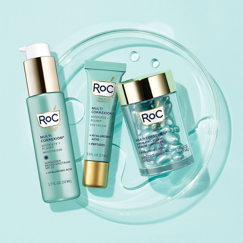 Drie RoC-producten op een blauw oppervlak. Multi-Correxion Hydrater + Repulper Crème pour les Yeux, serumcapsules.