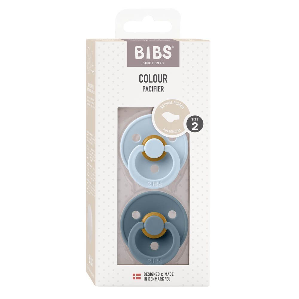 Twee BIBS Colour fopspenen maat 2, lichtblauw en grijs, in kartonnen verpakking.