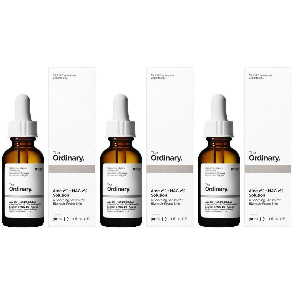 Drei Flaschen des Produkts 'The Ordinary Aloe 2% + NAG 2% Solution' mit Pipetten und Verpackungen.
