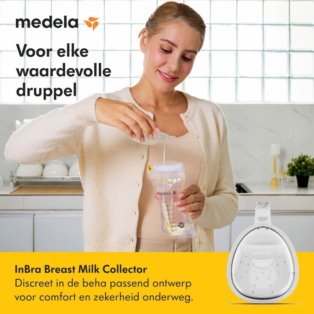 Vrouw giet vloeistof in Medela InBra borstmelkcollector. De collector is transparant met markeringen.