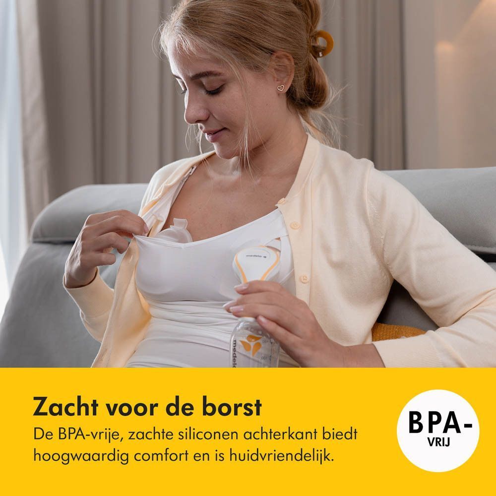 Een wit borstkolfonderdeel met gele accenten, bevestigd aan een vrouw.