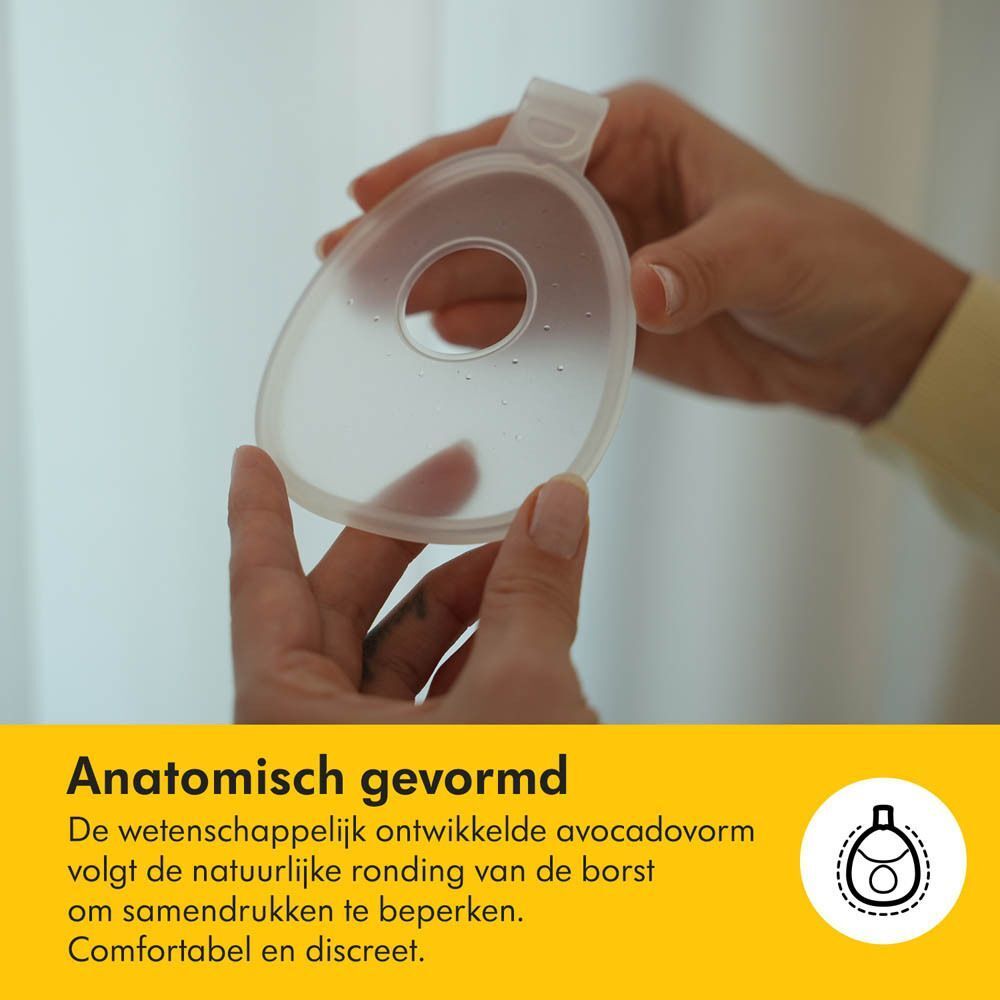 Een doorzichtige, anatomisch gevormde borstschelp van siliconen wordt door handen vastgehouden.