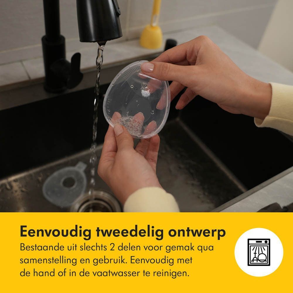Een hand reinigt een transparante borstkolf flens onder stromend water in een gootsteen.