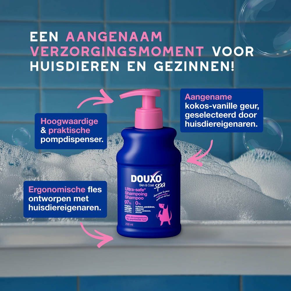 DOUXO® Skin & Coat Spa hondenshampoo in een blauwe fles met roze pomp. "Ultra-Safe" formule met kokos-vanille geur.