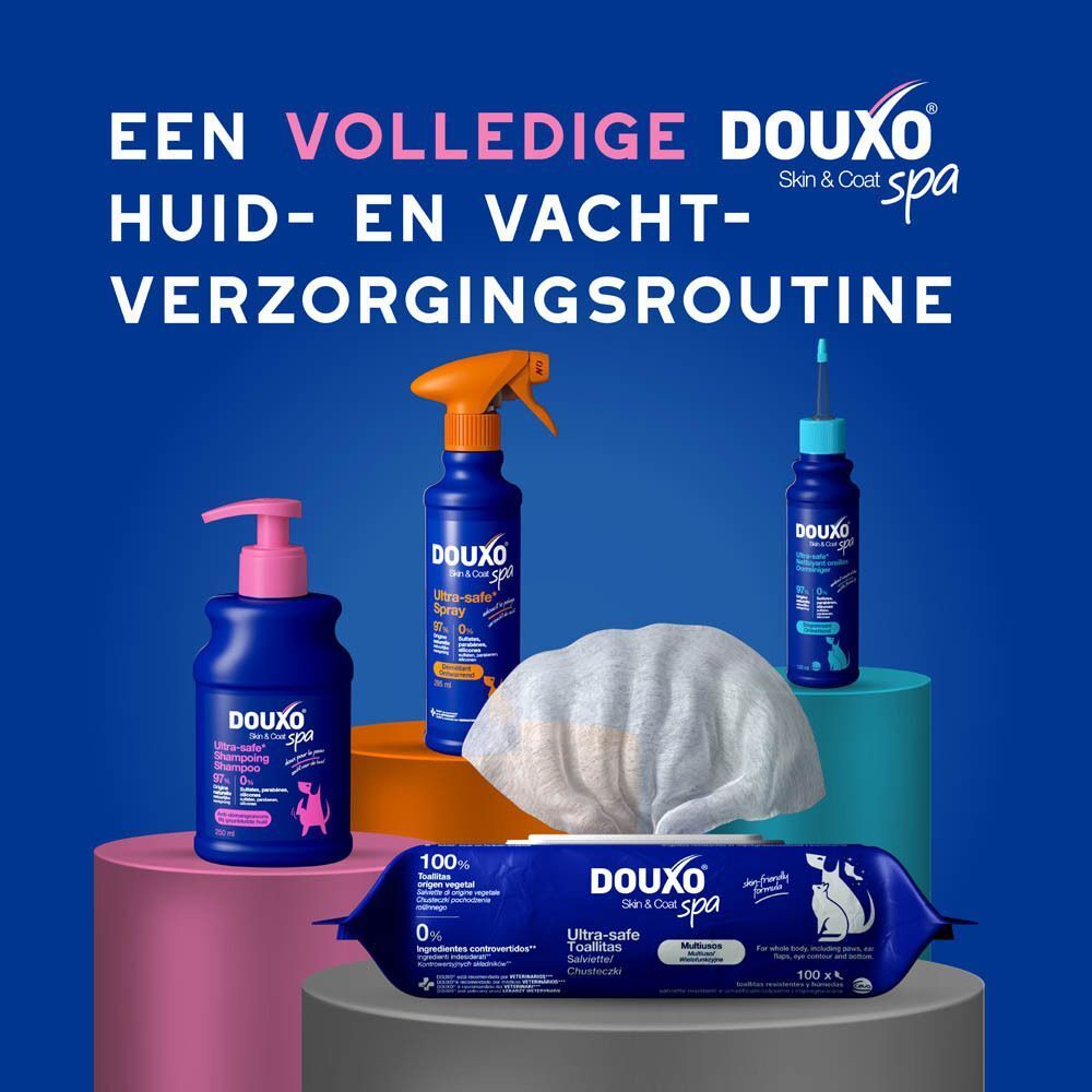 DOUXO® Skin & Coat Spa verzorgingsset voor honden: shampoo, sprayfles, pipetflesje en doekjes.